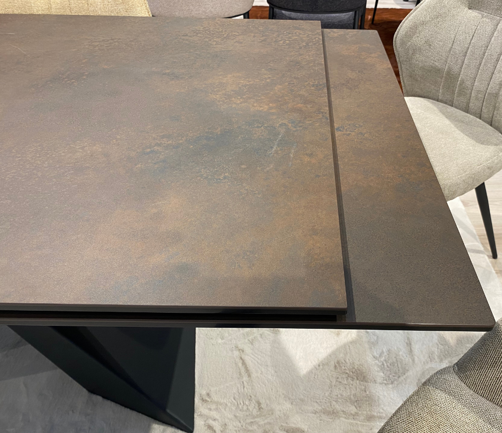 Rallonge déplié de la table céramique effet métal rouille bronze Lievens du modèle Bond