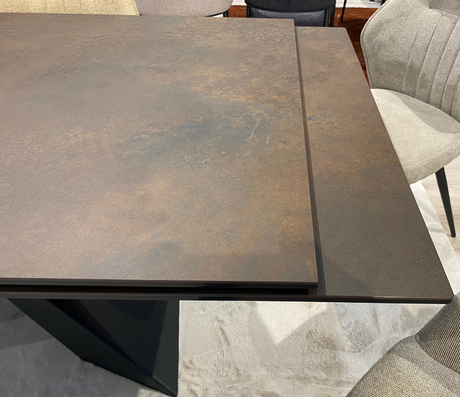 Rallonge déplié de la table céramique effet métal rouille bronze Lievens du modèle Bond