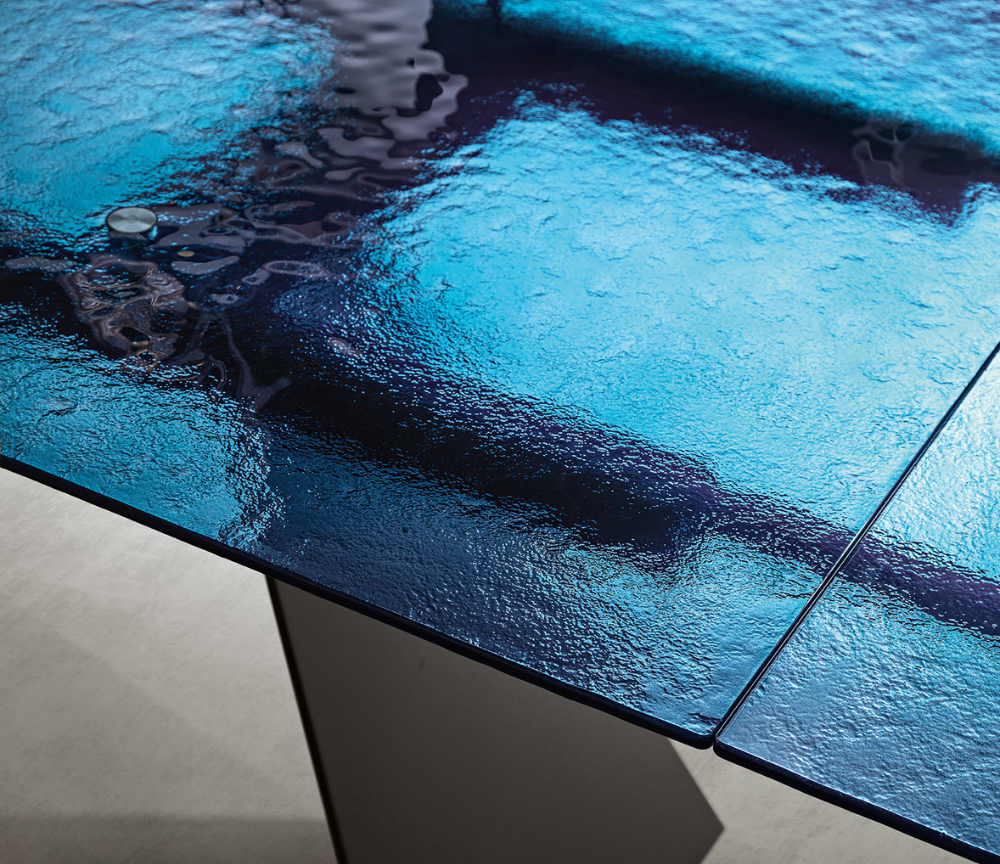 Table en verre bleu extensible design rectangulaire pieds métal - Watersy