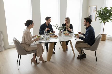 Table à manger céramique triangulaire dans salle à manger contemporaine