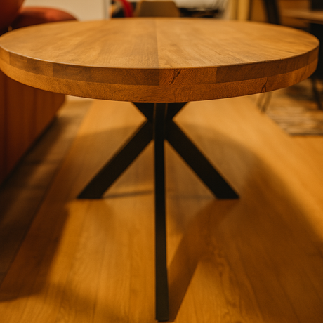 table ovale en bois massif pieds métal noir dans le magasin de Yerres avec zoom sur le plateau
