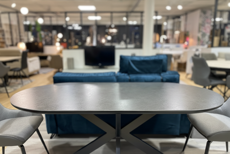 Table ovale céramique grise avec arrière-plan flouté