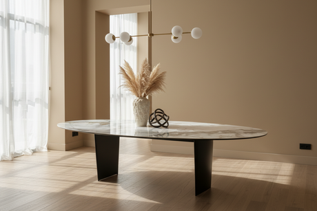 Table ovale céramique effet marbre dans salle à manger contemporaine