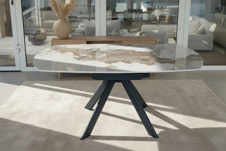 Table Paloma Lievens ronde céramique marbre Calacatta extensible – vue d’ambiance salle à manger épurée