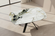 Table Austin Akante céramique effet marbre Doro extensible – piétement métal noir, vue showroom Souffle d’Intérieur