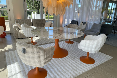 Table Calise en situation - en showroom - pied central tulipe céramique 