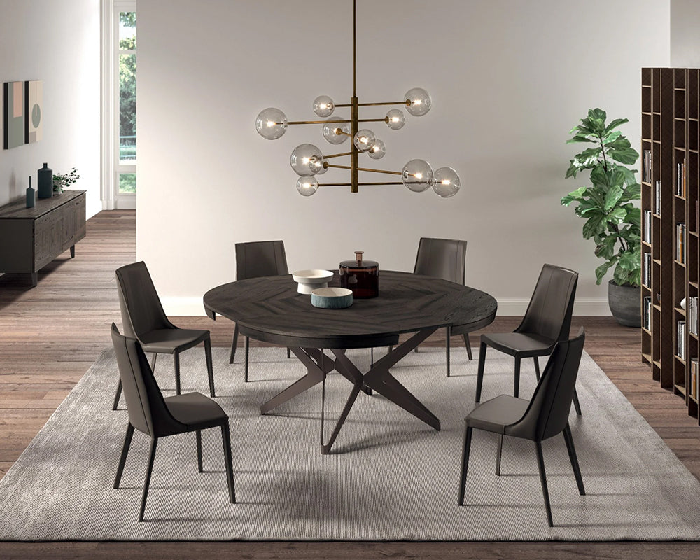 Table à manger Roundy en situation — Salon — Bois foncé pied laqué noir