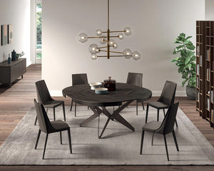 Mise en scène : table ronde en bois extensible Roundy dans la salle à manger