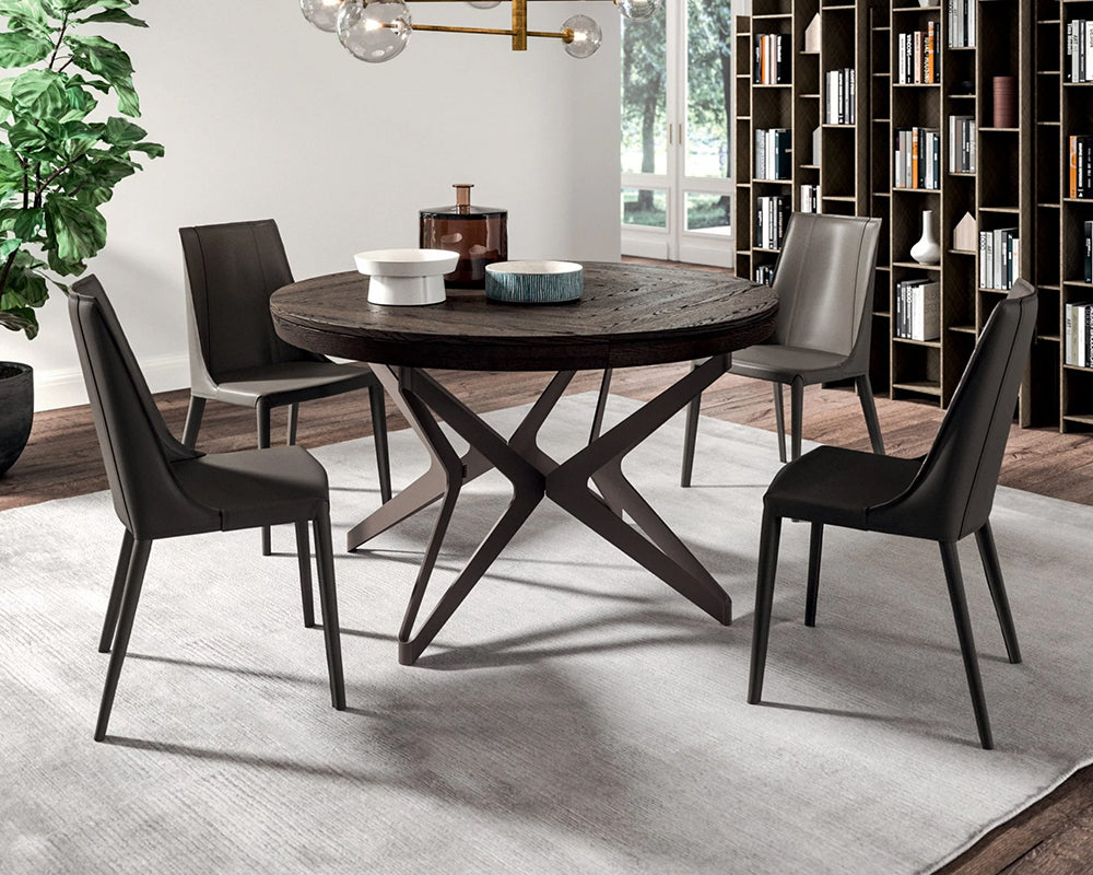 Table à manger Roundy en situation — Salon — Bois foncé pied laqué noir
