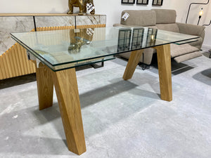 Table en verre et bois extensible Wilson exposée dans le showroom Souffle d’Intérieur à Yerres – design moderne et chaleureux
