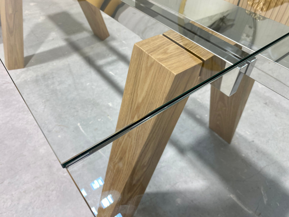 Table en verre et bois Wilson sous lumière naturelle dans le showroom Souffle d’Intérieur à Yerres – design contemporain et haut de gamme
