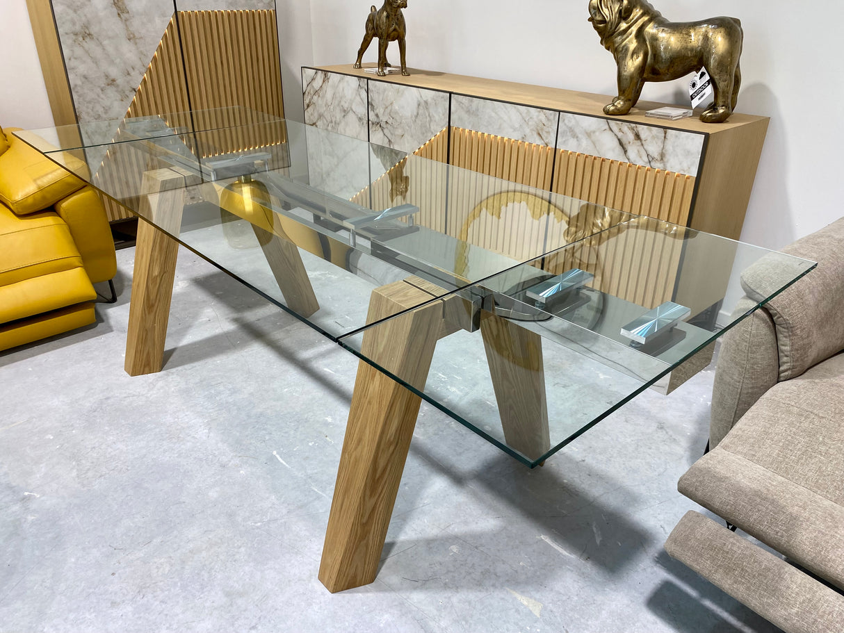 Table Wilson ouverte à 240 cm exposée dans le showroom Souffle d’Intérieur à Yerres – idéale pour 10 convives
