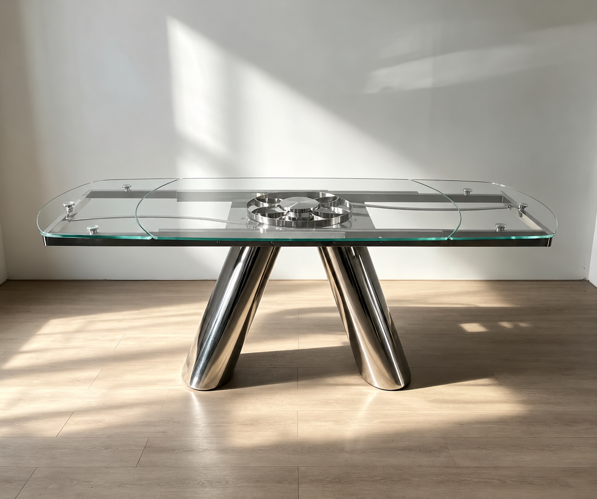 Table à manger en verre extensible Landy vue de face, pieds sculpturaux en inox chromé brillant