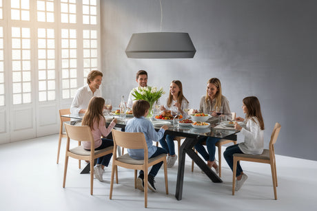 table en verre extensible avec une famille qui dejeune