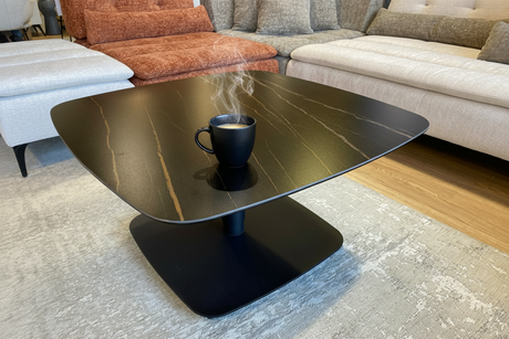 Tasse de café sur plateau céramique