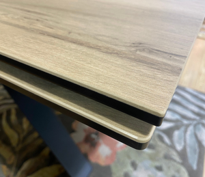 Détail du plateau en céramique effet bois naturel – finition haut de gamme Souffle d’Intérieur