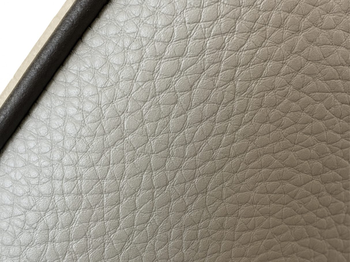 detail cuir de la chaise pivotante en simili cuir beige de salle a manger - tablacasa - Souffle d'intérieur