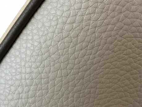 detail cuir de la chaise pivotante en simili cuir beige de salle a manger - tablacasa - Souffle d'intérieur