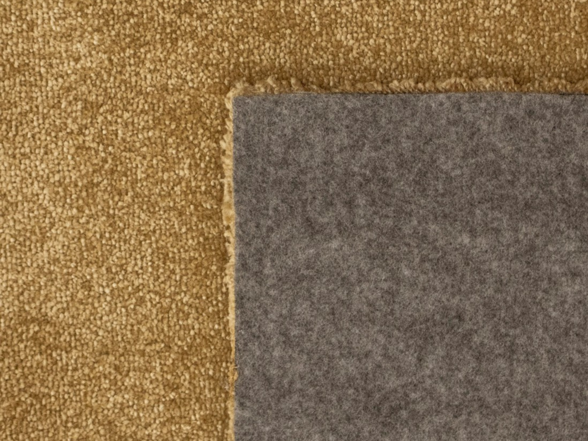 Almeria tapis salon uni moutarde – vue en situation salon