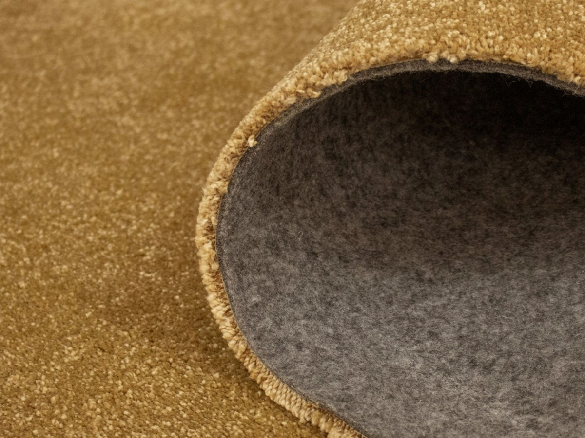 Almeria tapis salon uni moutarde – zoom texture