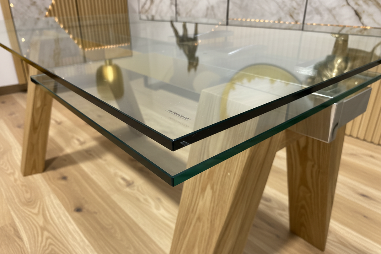 Zoom sur les pieds en bois chêne clair de la table Wilson exposée à Yerres – stabilité, raffinement et finition naturelle
