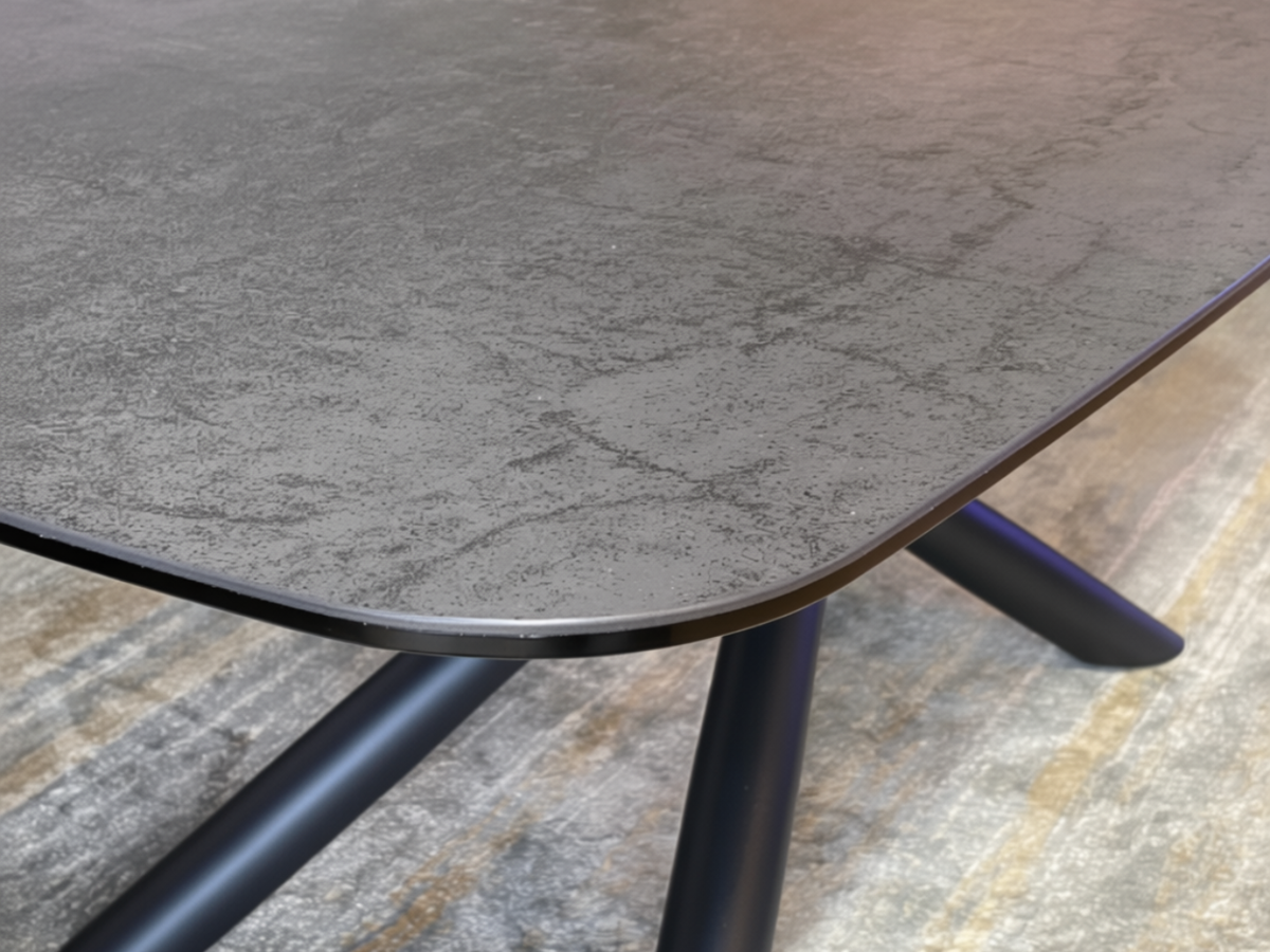 zoom sur le plateau d'une table basse ovale en céramique grise 