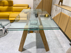 Détail du plateau en verre trempé de la table Wilson exposée dans le showroom Souffle d’Intérieur à Yerres
