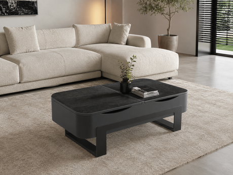 Table basse Sidney en situation dans un salon contemporain, plateau céramique relevé
