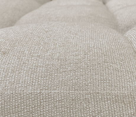 zoom sur l'assise d'un canapé avec dossiers basculants beige
