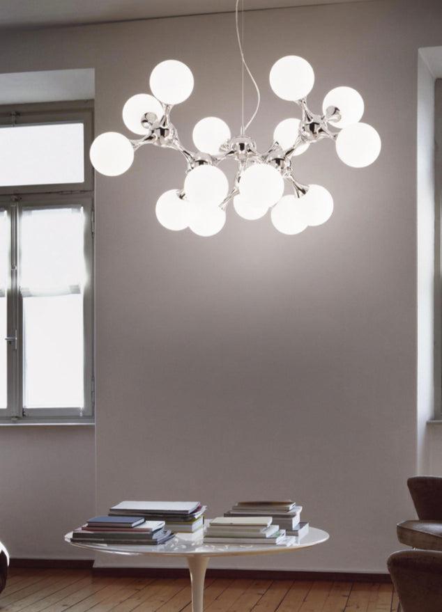 Suspension design Emma en situation – salon – verre soufflé blanc et argenté – allumé