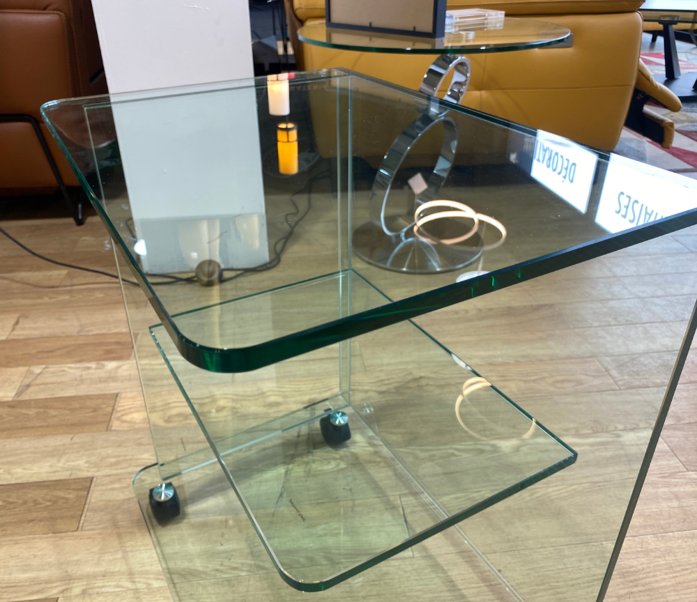 Bout de canapé carré en verre design avec roulettes - Carla