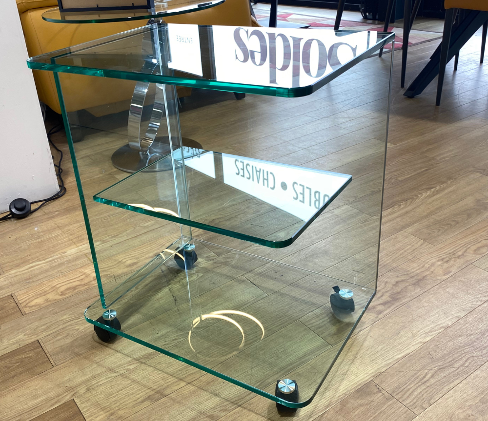 Bout de canapé carré en verre design avec roulettes - Carla