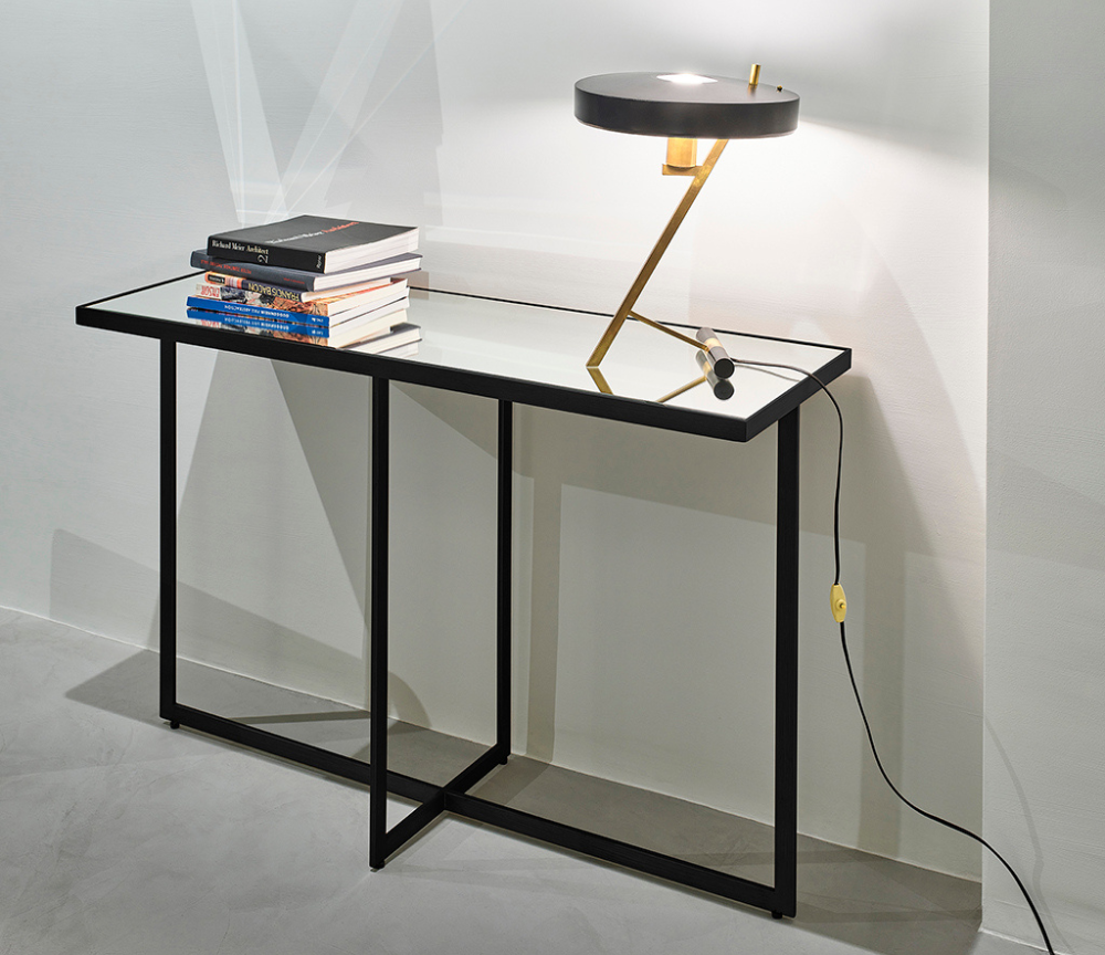 Console d'entrée Sana – vue d’échelle avec livres – verre miroir – pieds métal noir