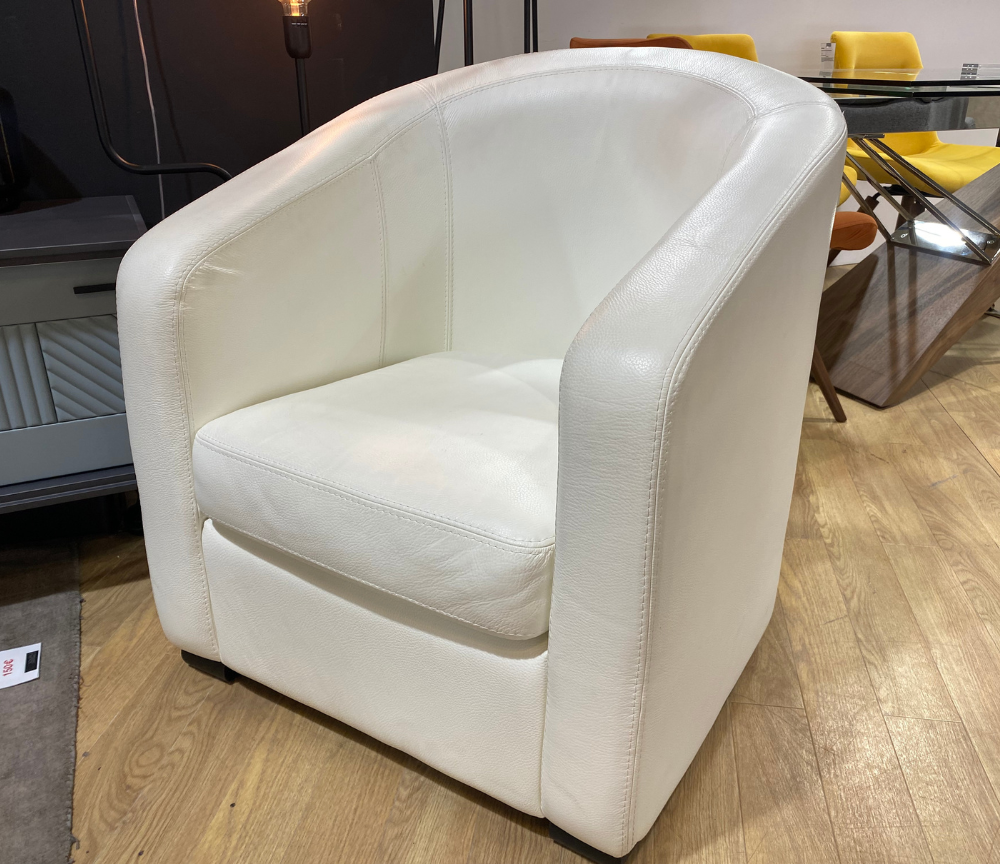 Fauteuil cabriolet crapaud en cuir blanc dans un magasin - Souffle d'intérieur