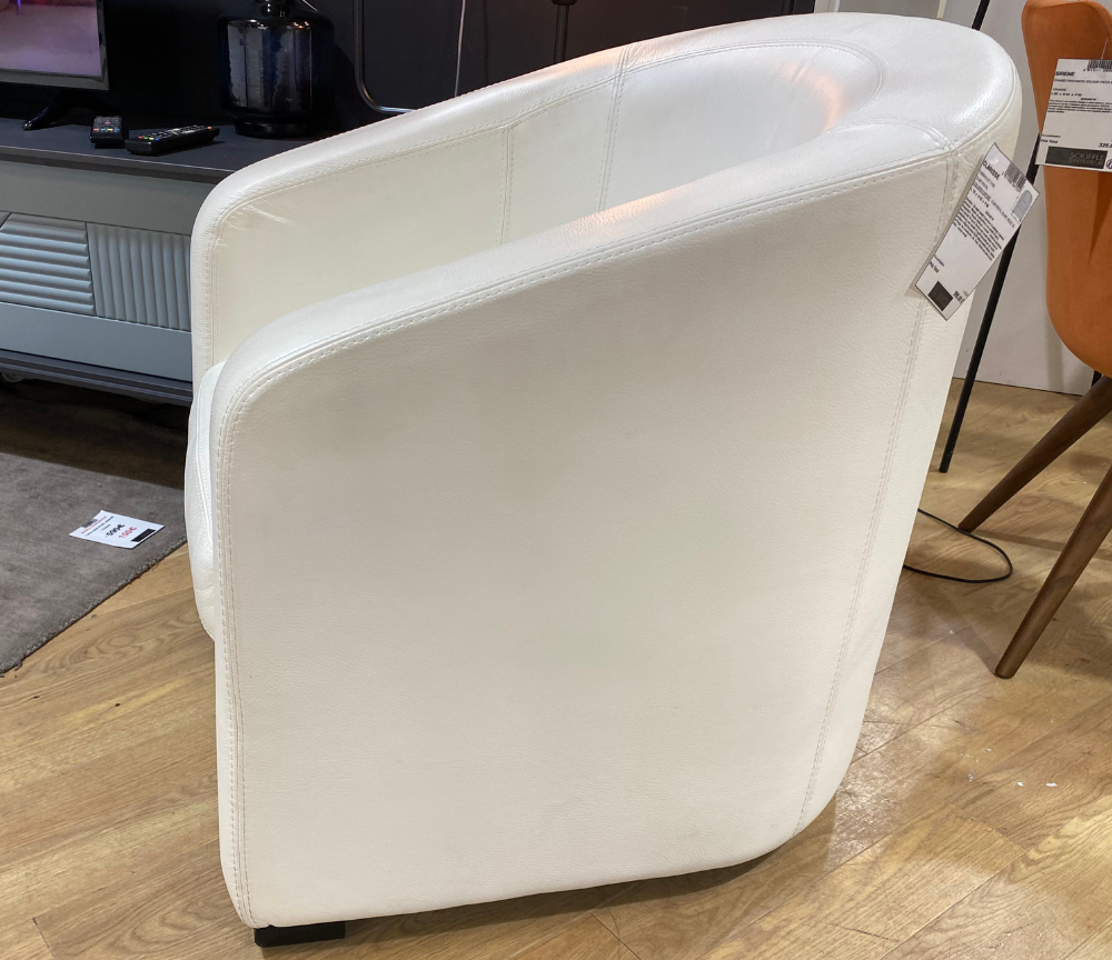 Fauteuil cabriolet crapaud en cuir blanc dans un magasin - Souffle d'intérieur