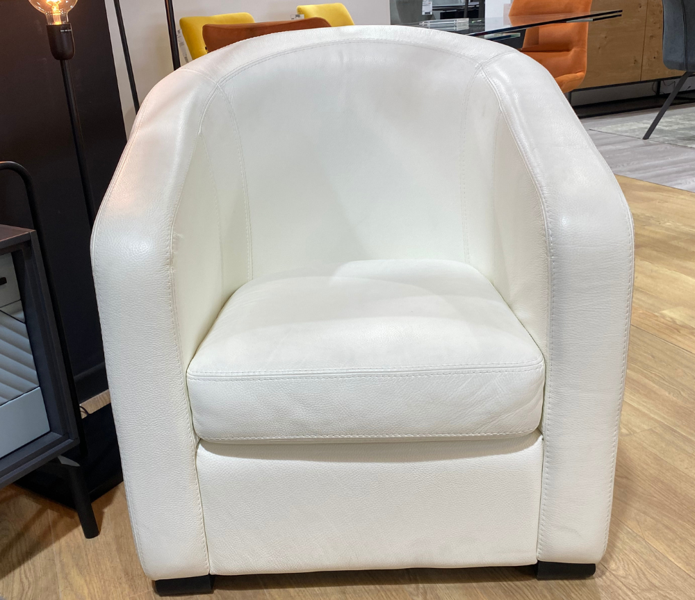 Fauteuil cabriolet crapaud en cuir blanc dans un magasin - Souffle d'intérieur