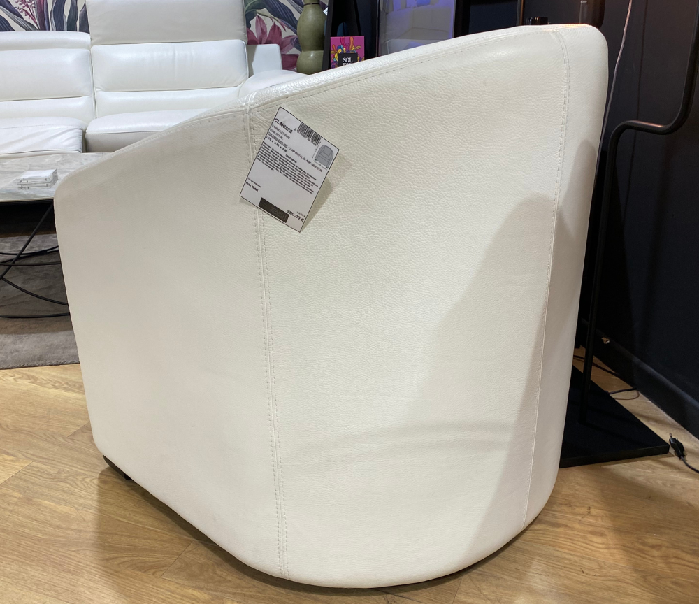 Fauteuil cabriolet crapaud en cuir blanc dans un magasin - Souffle d'intérieur