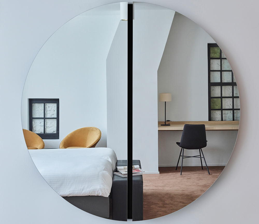Grand miroir rond cadre noir Lunalla – vue en situation salon