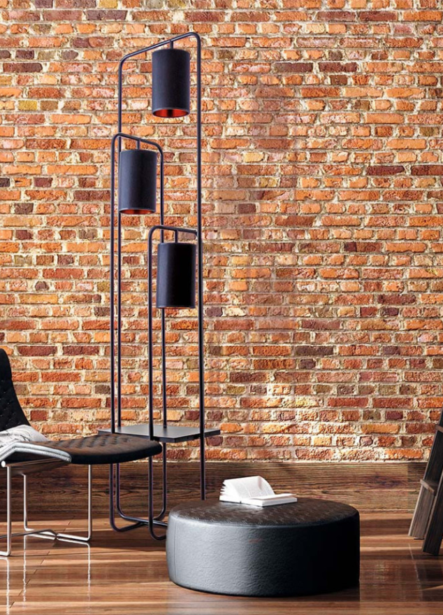 lampadaire en métal noir design de qualité en ambiance mur brique - flamluce - Souffle d'intérieur