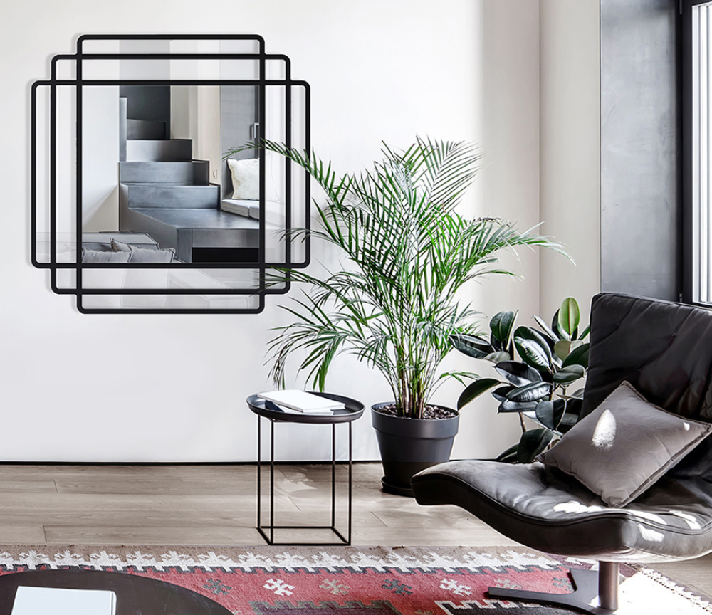 Miroir mural carré design Jessy en situation – salon – cadre noir – vue de face
