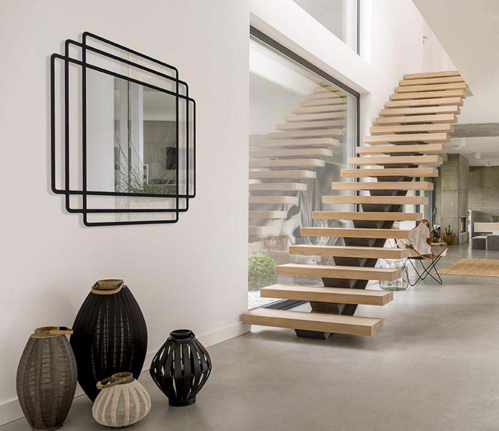 Miroir mural design Jessy en situation – salon – cadre noir