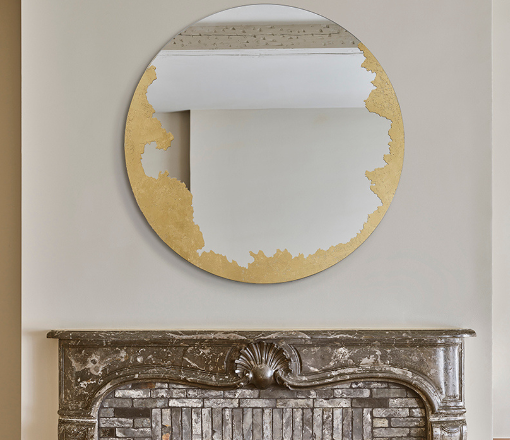 miroir rond doré au dessus d'une cheminée - Souffle d'intérieur