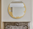 miroir rond doré au dessus d'une cheminée - Souffle d'intérieur
