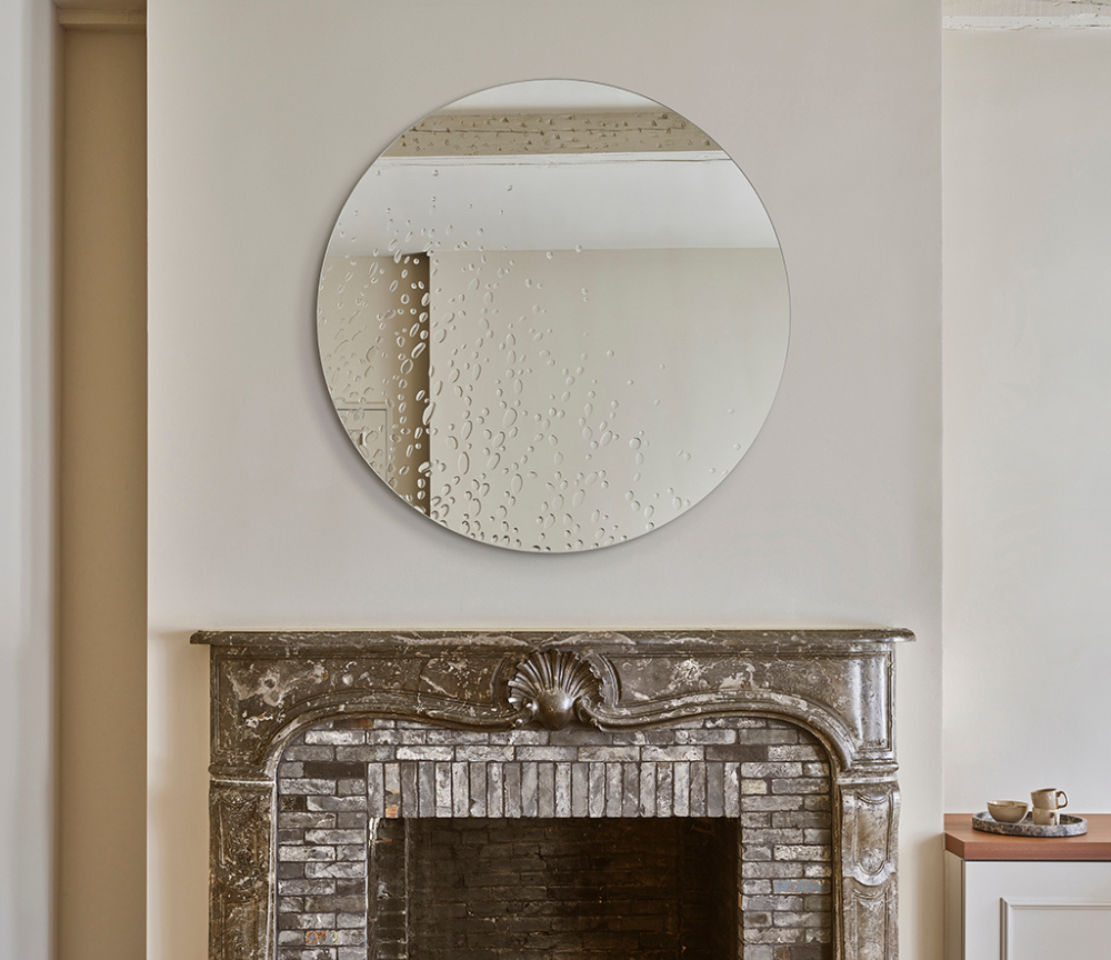miroir rond design au dessus d'une cheminée - Souffle d'intérieur 