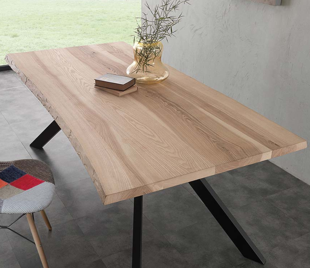table-a-manger-bois-massif-moderne-design-pieds-metal